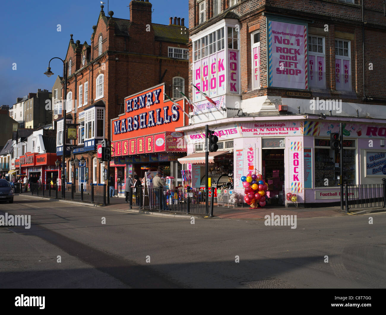Dh South Bay Scarborough North Yorkshire Rock Shop Küstenstadt Scarborough Strand Vergnügungen Geschenkeladen Gebäude Stockfoto
