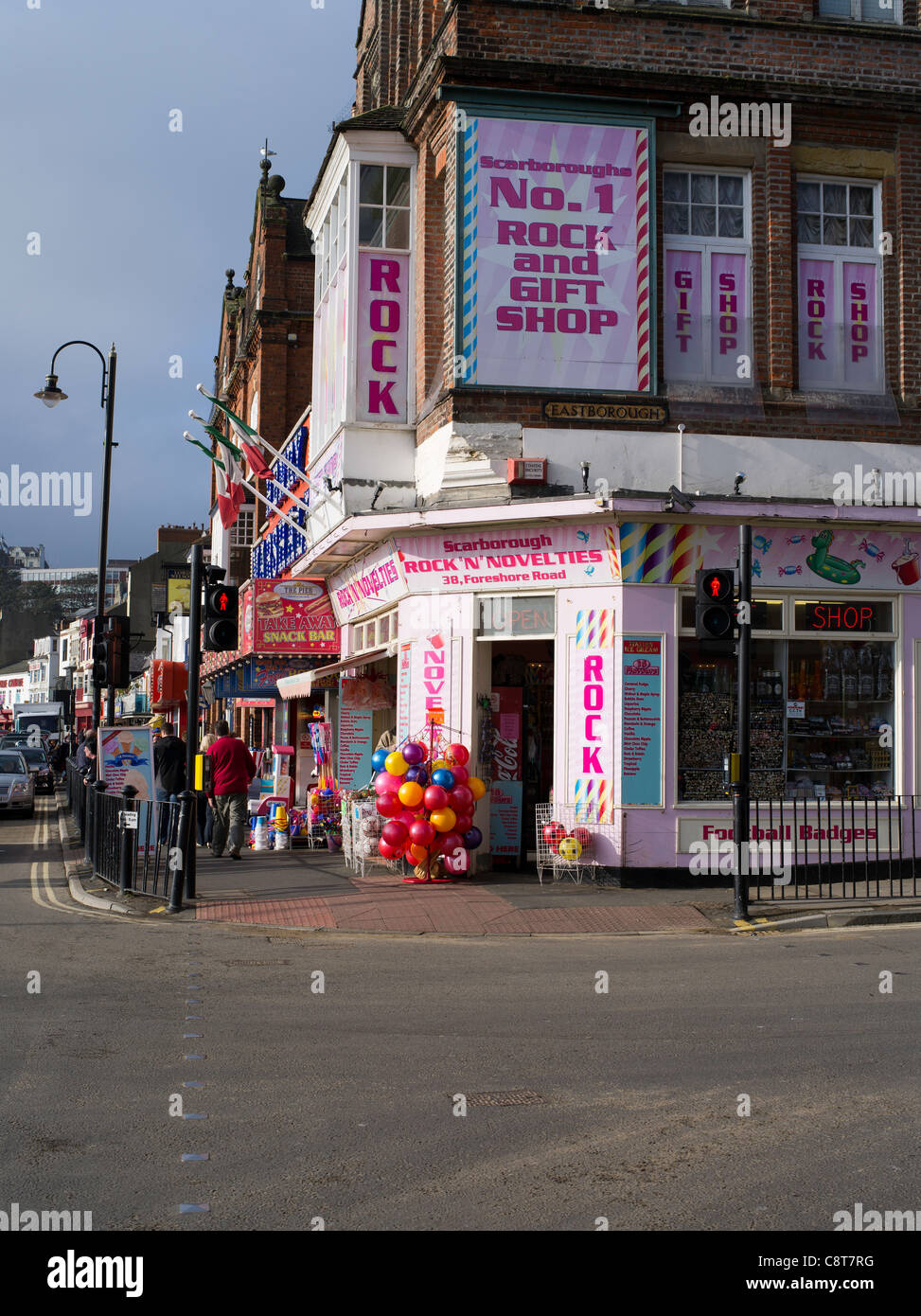 Dh South Bay Scarborough North Yorkshire Rock Shop Küstenstadt Scarborough Strandpromenade Geschenkeladen Resort Sea Großbritannien Stockfoto
