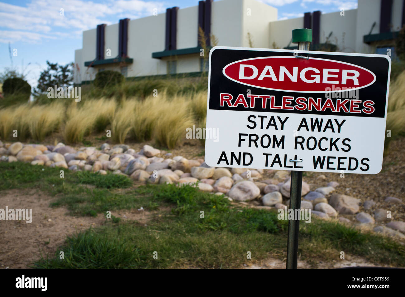 Melden Sie auf einem Texas Route 40 Rastplatz "Gefahr Klapperschlangen bleiben Sie weg von Felsen und hohen Unkraut" Stockfoto