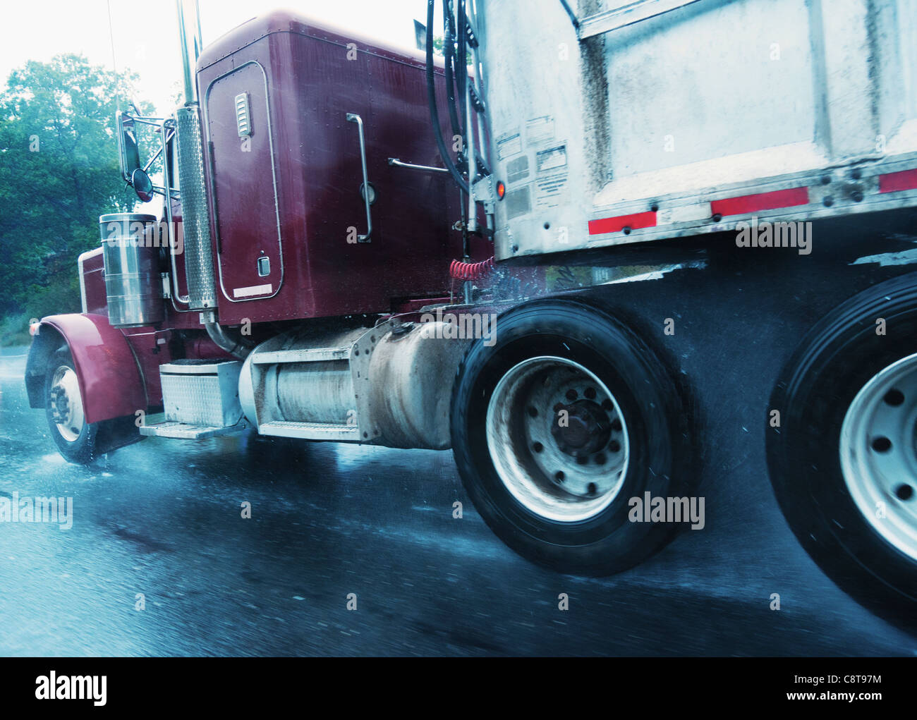 USA, New York, Old Westbury, alte LKW-fahren im Regen Stockfoto