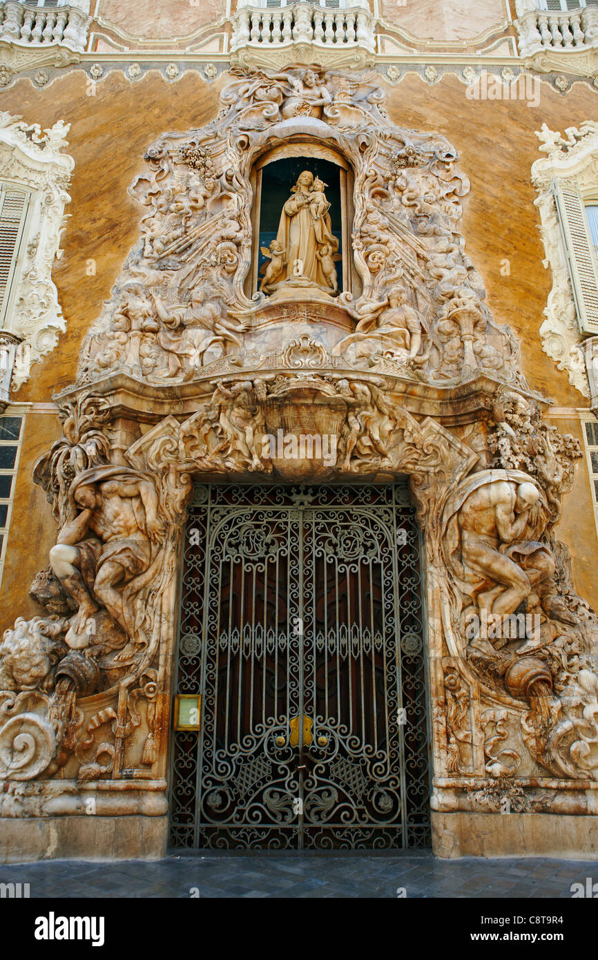 Komplizierte Zusammensetzung aus Marmor am Eingang zum Palast des Marquis von Dos Aguas. Valencia, Spanien. Stockfoto