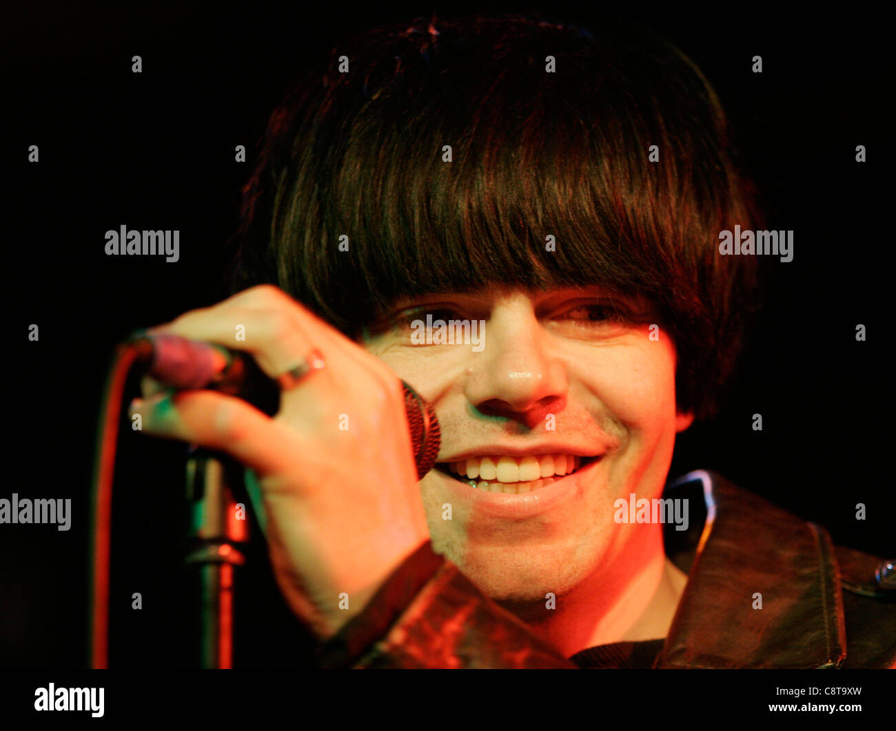 Tim Burgess, Sänger der englischen Rockband The Charlatans spielt eine Instore-Konzert im Zavvi Store in der Londoner Oxford Street Stockfoto