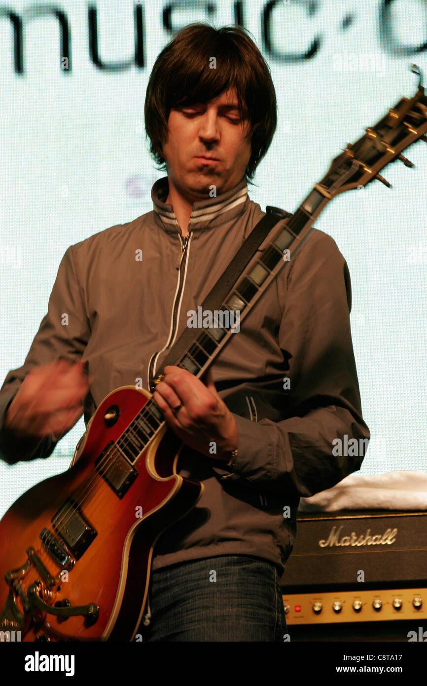 Markieren Sie Collins aus der englischen Rock-Band The Charlatans Gitarre  bei einem Gig bei HMV in der Londoner Oxford Street Stockfotografie - Alamy