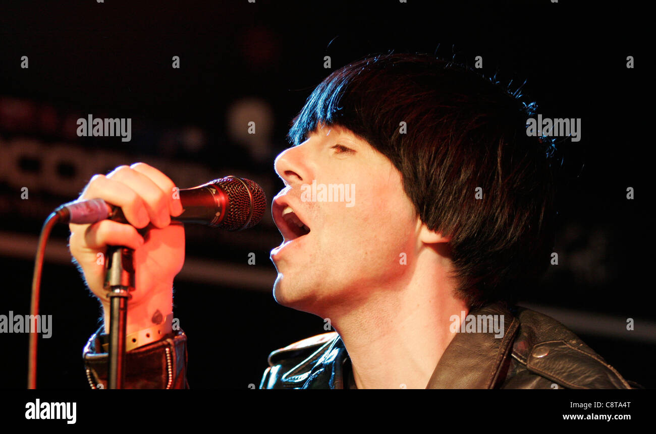 Tim Burgess der englischen Rockband, Speichern der Scharlatane singt bei einer Instore-Gig bei einem Zavvi in der Londoner Oxford Street Stockfoto