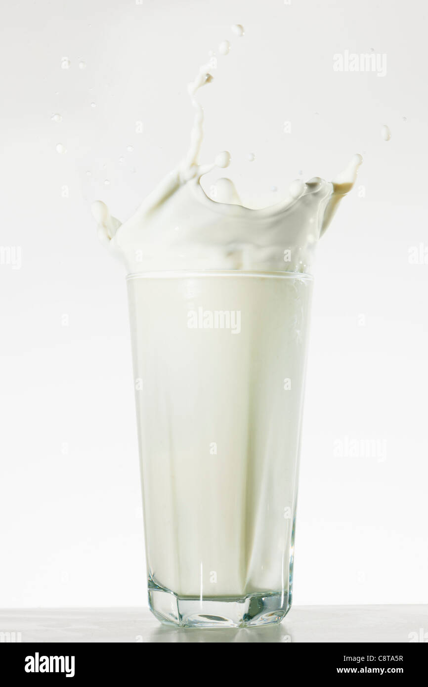 Studioaufnahme von Glas Milch mit splash Stockfoto