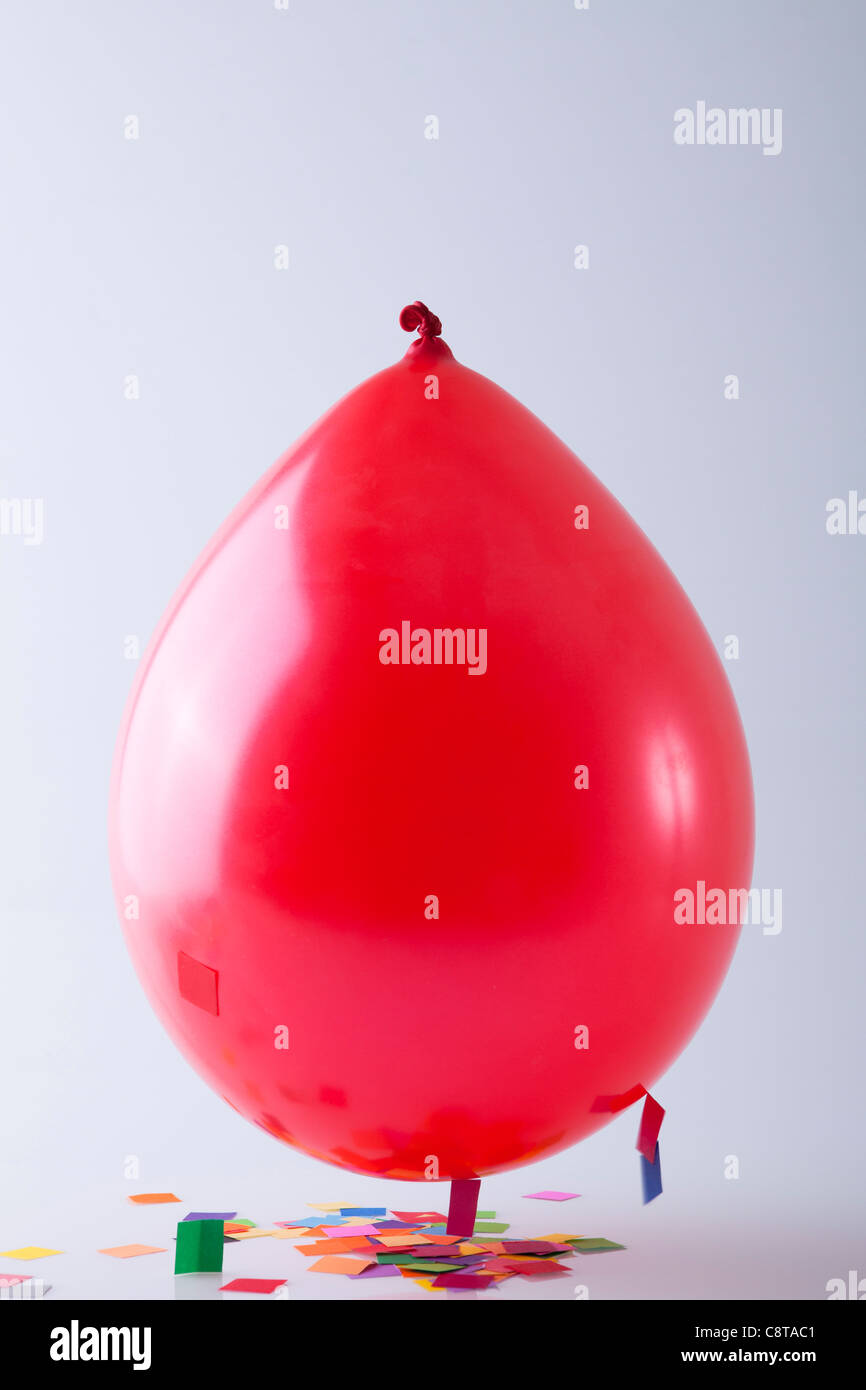 Roten Ballon mit weißem Hintergrund Stockfoto