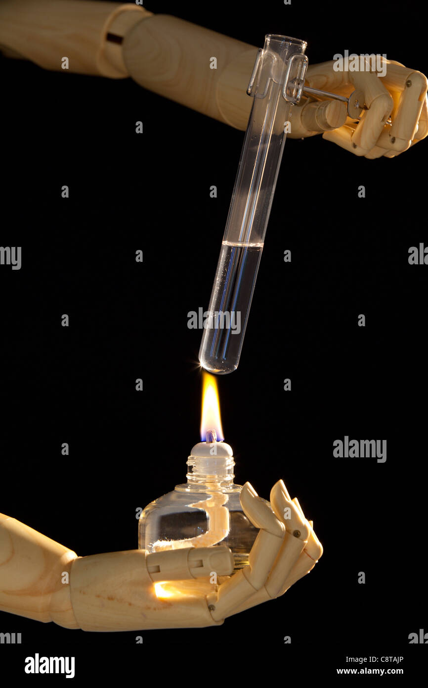 Roboter mit Reagenzglas Halter und schwarzem Hintergrund Stockfoto