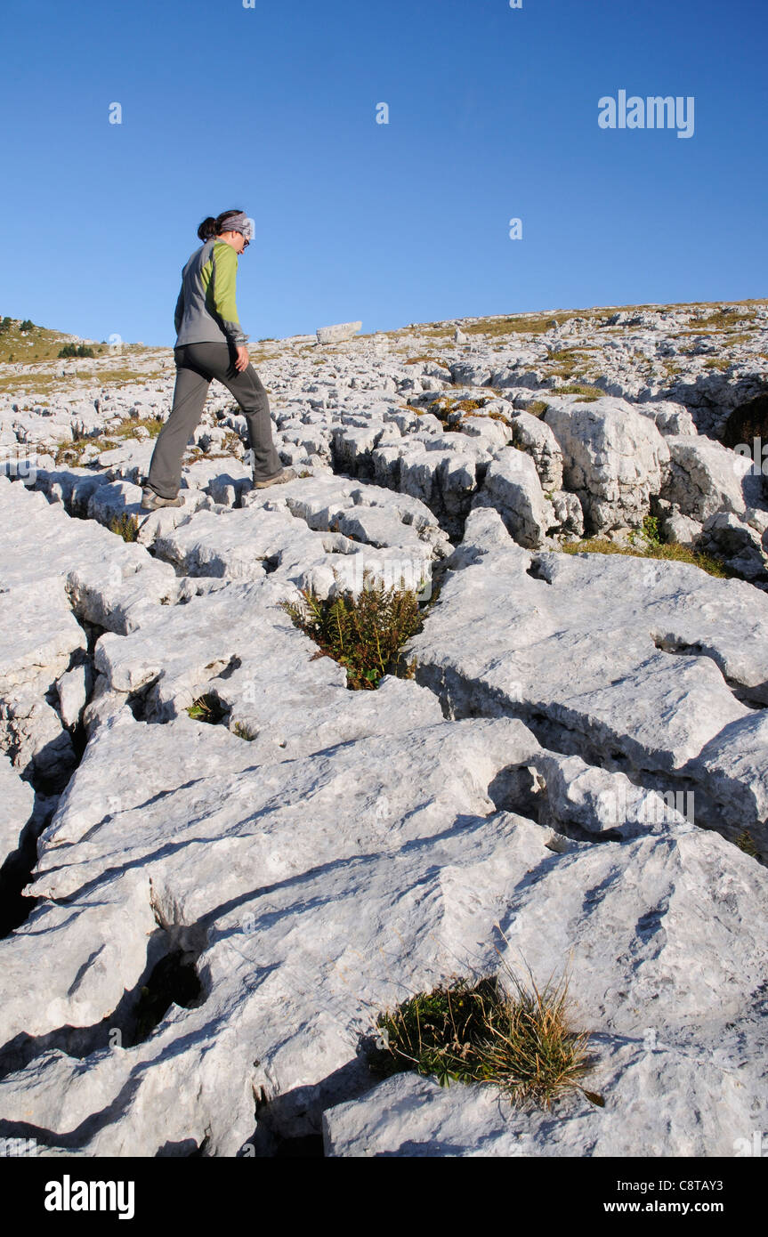 Ein Walker auf Kalkstein Pflaster auf den Dent de Crolle in der Chartreuse Region Frankreichs Stockfoto