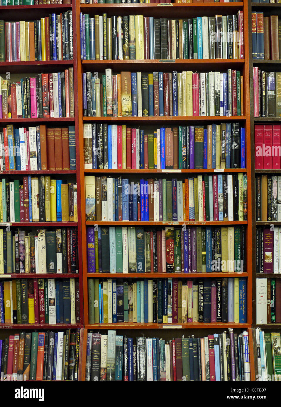 Regal Bücher über britische Geschichte an ein gebrauchtes Buch-Shop Stockfoto