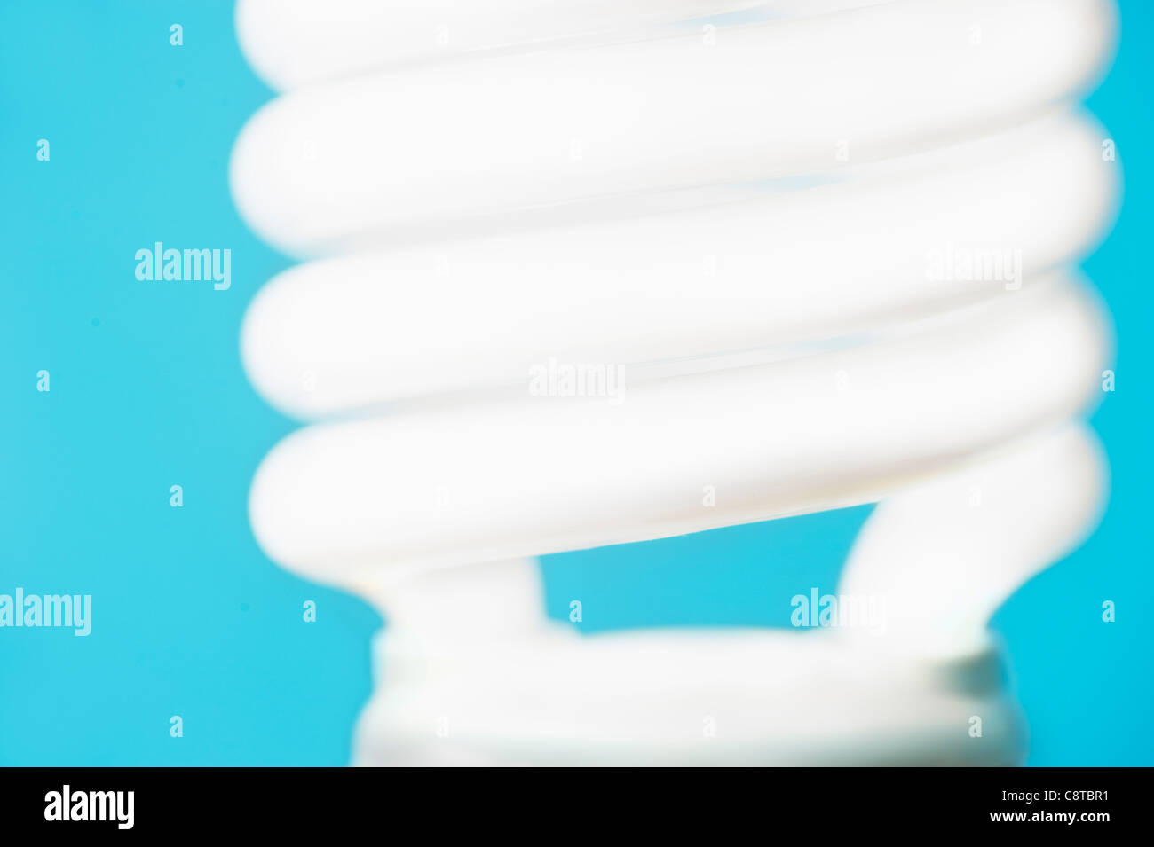 Studioaufnahme von Energie effiziente Glühbirne auf blauem Hintergrund Stockfoto