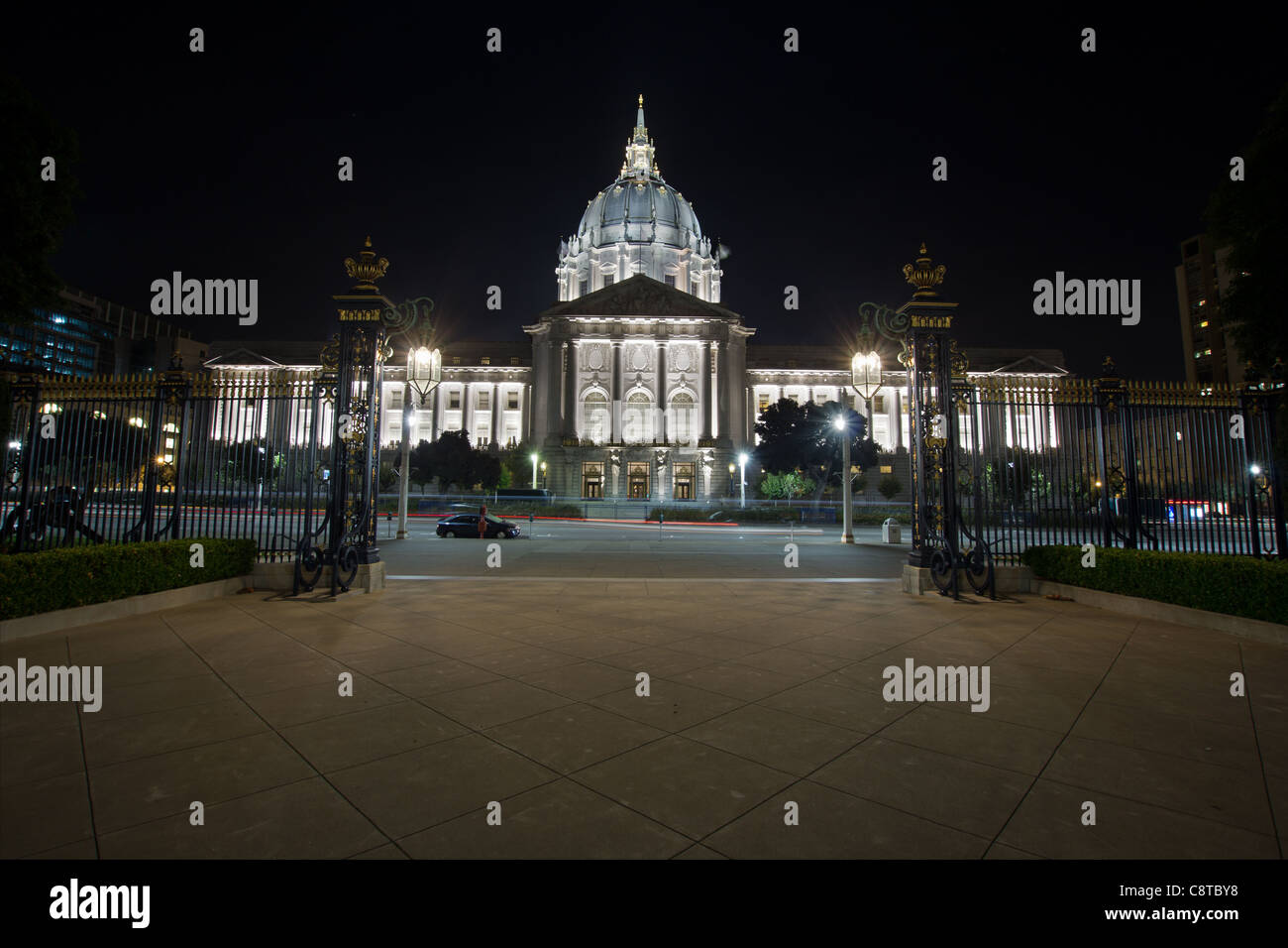 San Francisco City Hall in Kalifornien in der Nacht beleuchtet Stockfoto