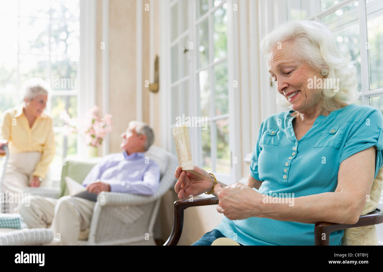 USA, New York State, Old Westbury, Senior Frau liest Grußkarte Stockfoto