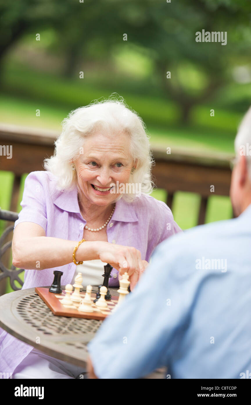USA, New York State, Old Westbury Senioren spielen Schach auf Veranda Stockfoto