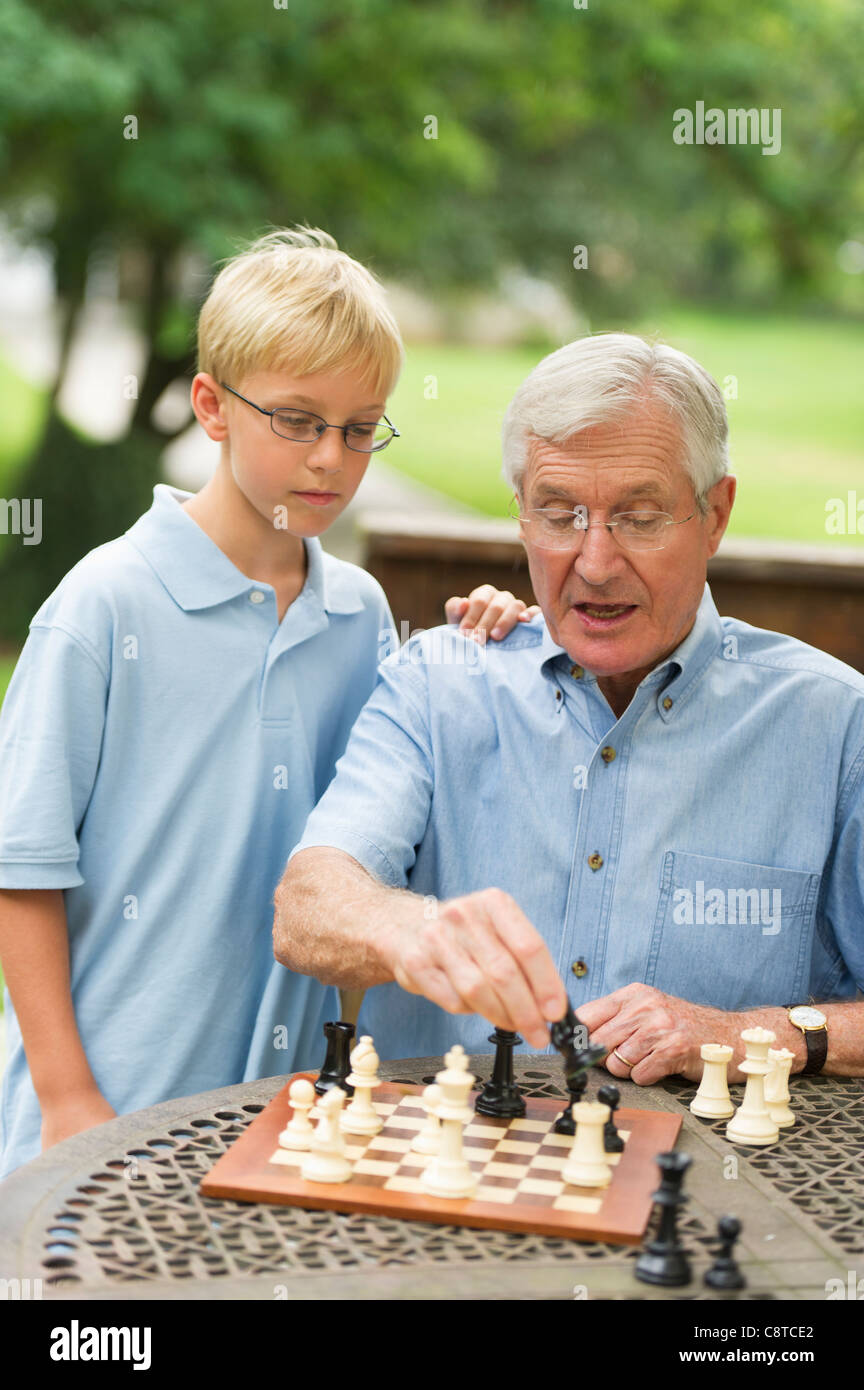 USA, New York State, Old Westbury, Großvater, Enkel beizubringen, Schach zu spielen Stockfoto