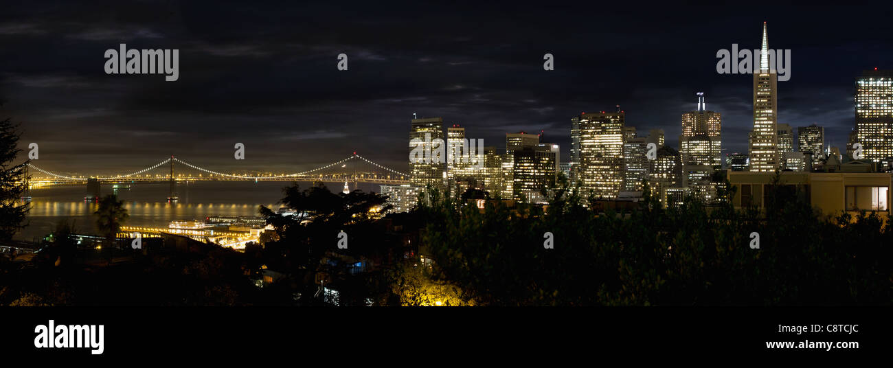 Skyline von San Francisco und Oakland Bay Bridge im blauen Houe Panorama Stockfoto