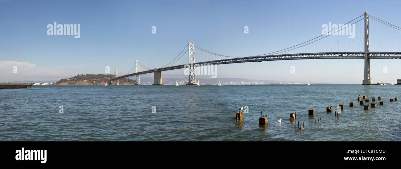 Oakland Bay Bridge über San Francisco Bay in California Panorama Stockfoto