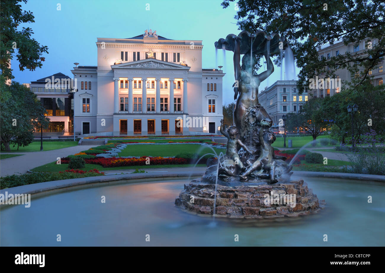 Lettische nationale Oper und Ballett-Theater und Brunnen die Nymphe im Park. Riga, Lettland. Stockfoto