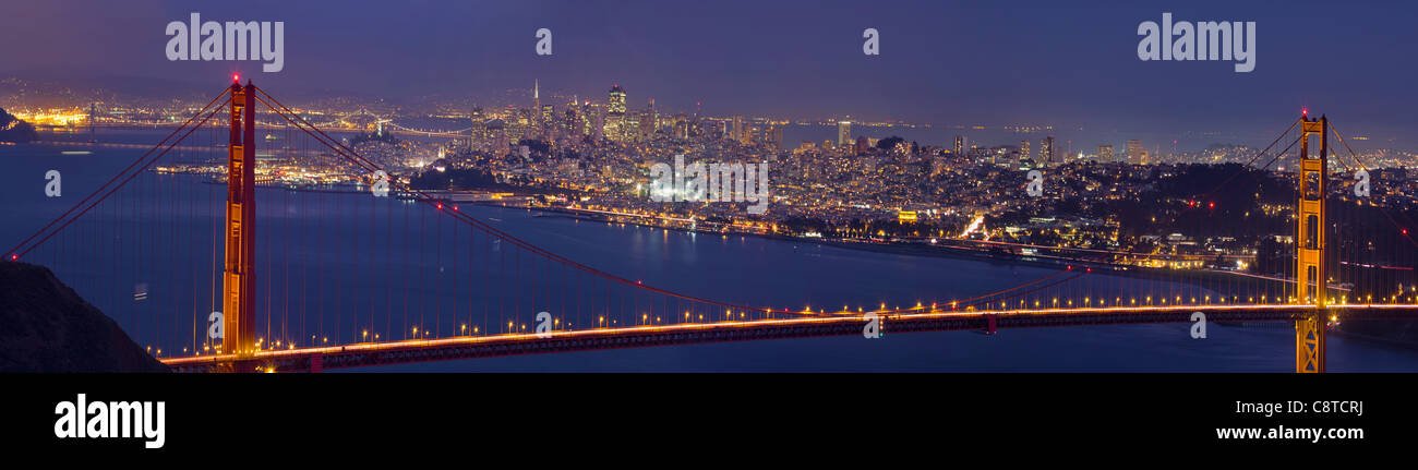 Golden Gate Bridge über San Francisco Bucht und Skyline bei Sonnenuntergang Panorama Stockfoto