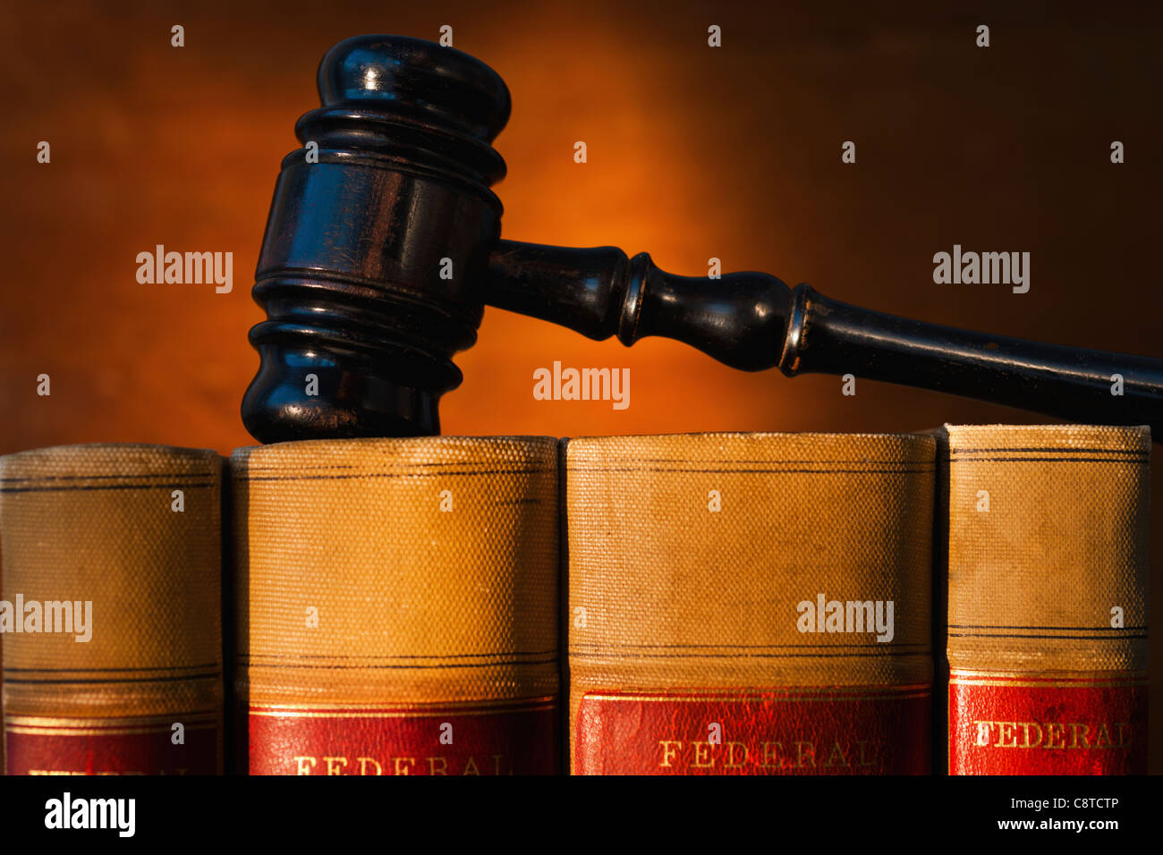 Nahaufnahme der Hammer auf Anwalt-Bücher Stockfoto