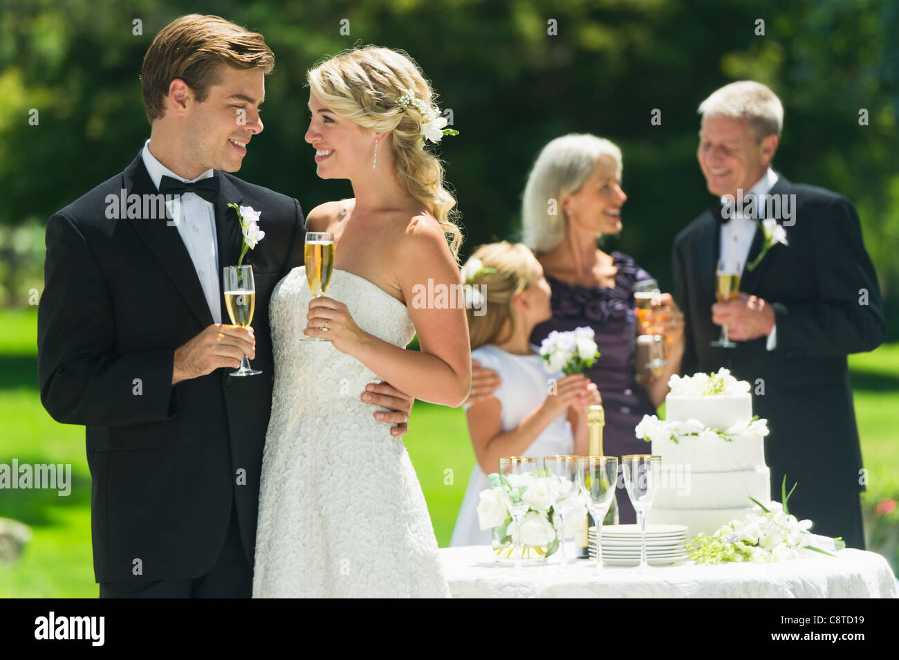 USA, New York State, Old Westbury, Ehepaar Sektflöte "Soirée", halten die Gäste im Hintergrund Stockfoto