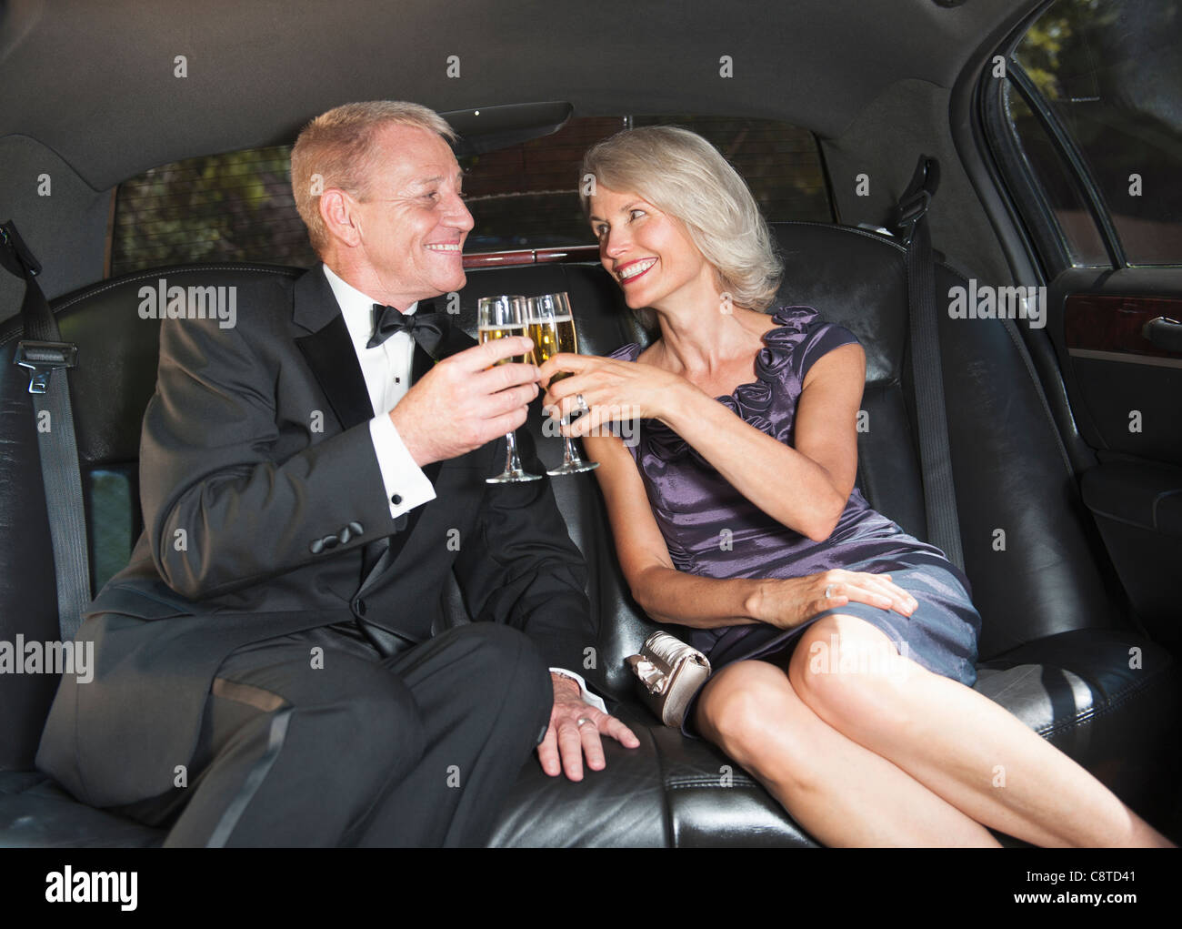 USA, New York State, Old Westbury, Eltern der Braut trinken Champagner innen limousine Stockfoto