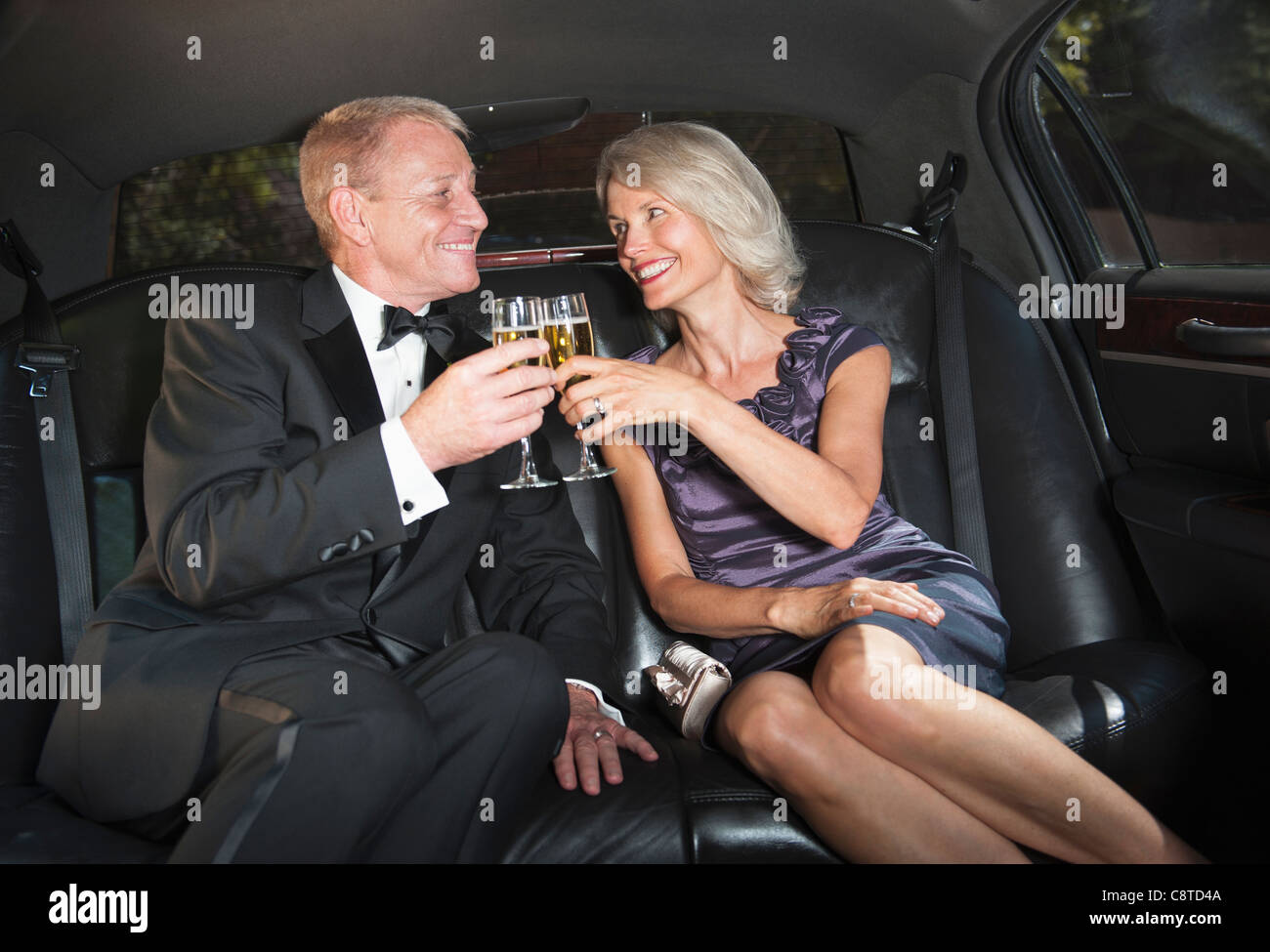 USA, New York State, Old Westbury, Eltern der Braut trinken Champagner innen limousine Stockfoto