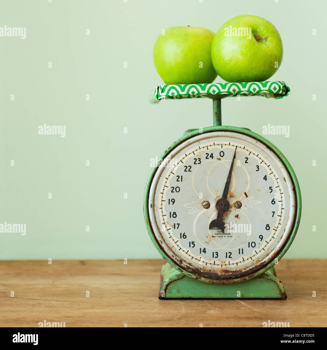Äpfel auf altmodische Küchenwaage, Studio gedreht Stockfoto