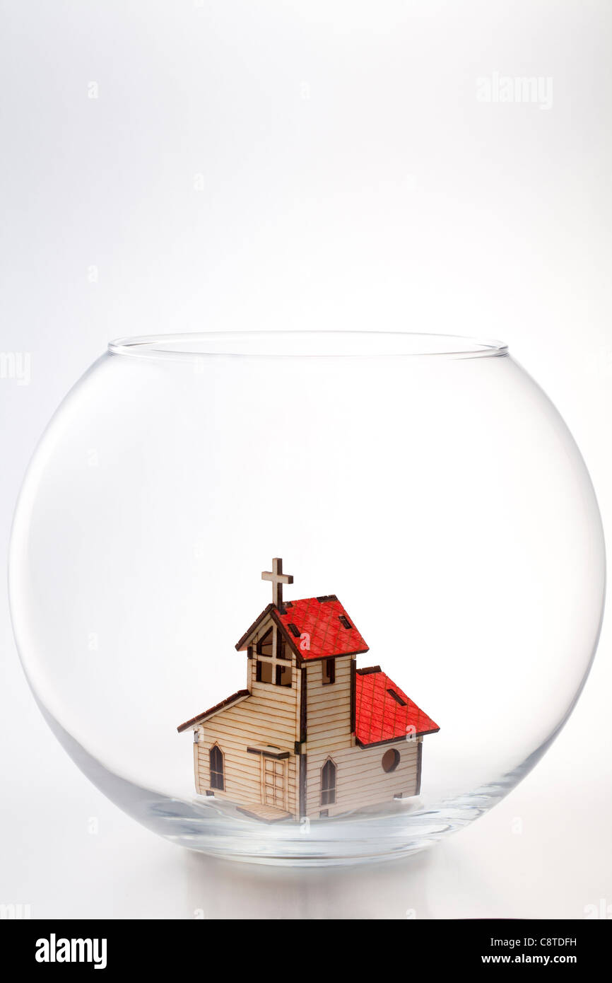 Modell der Kirche in Goldfischglas auf weißem Hintergrund Stockfoto