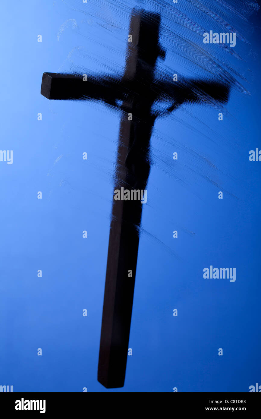 Bewegungsunschärfe des Kreuzes vor blauem Hintergrund Stockfoto
