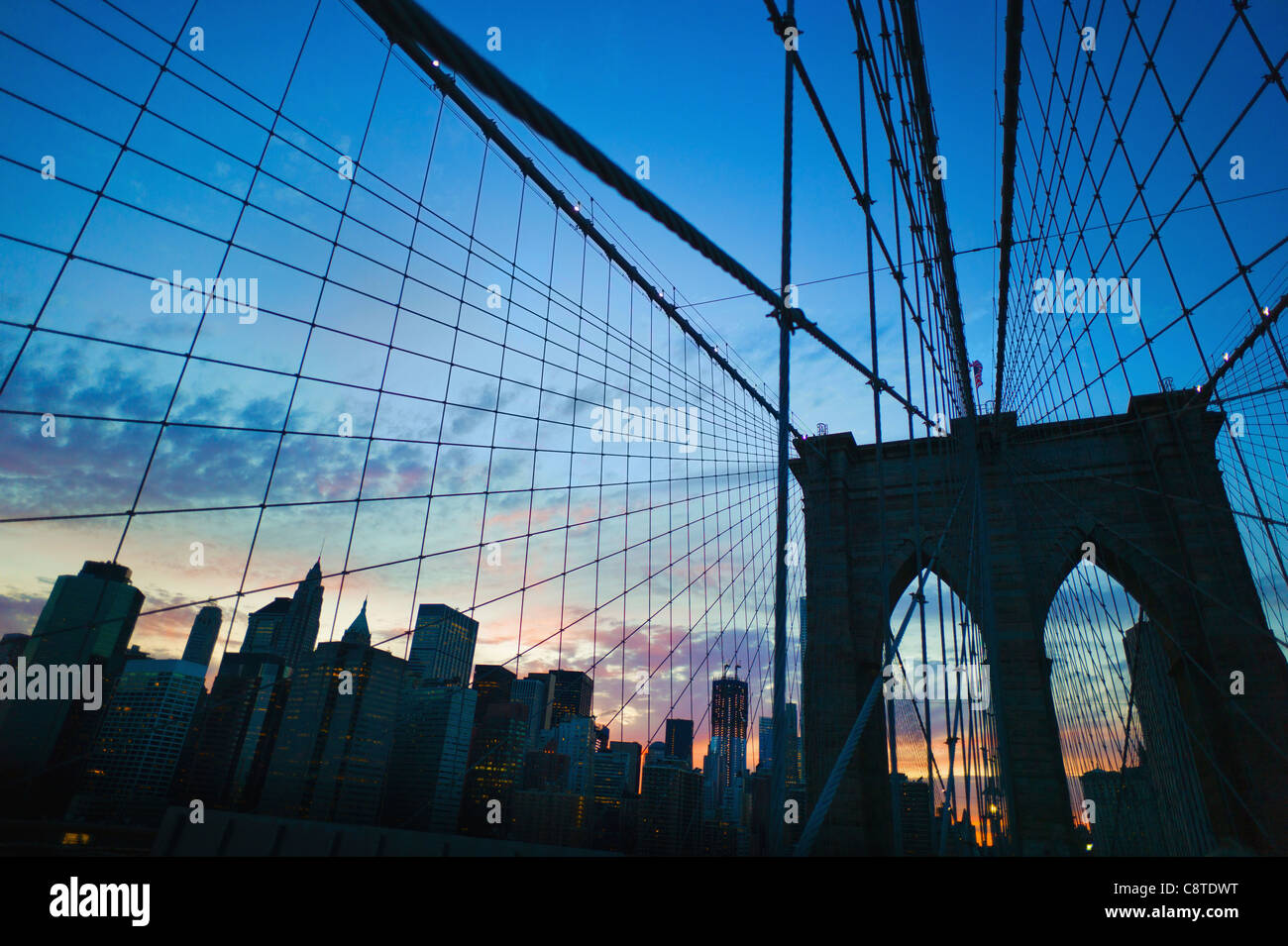 USA, New York State, New York City, Brooklyn Bridge in der Dämmerung Stockfoto