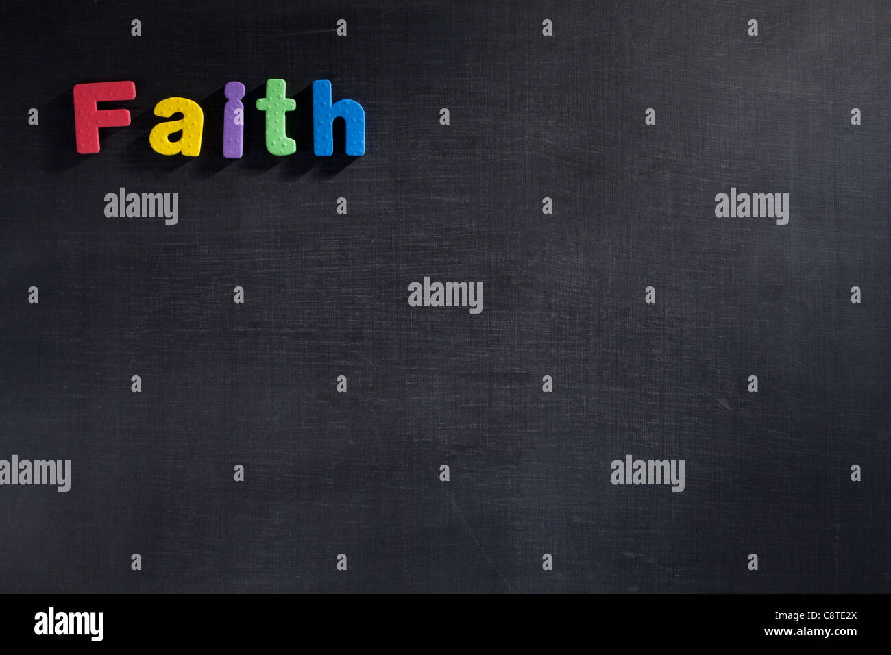 Einziges Wort 'glauben' in Multi farbige Alphabete Stockfoto