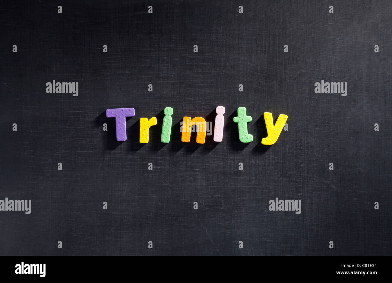 Einziges Wort "Dreifaltigkeit" in Multi farbige Alphabete Stockfoto