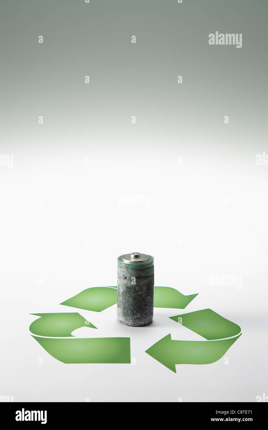 Rostige Batterie mit recycling-Zeichen auf grauem Hintergrund Stockfoto