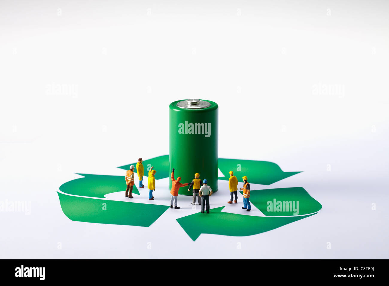 Vogelperspektive Blick auf grüne Batterie mit kleinen Figürchen und recycling-Symbol auf weißem Hintergrund Stockfoto