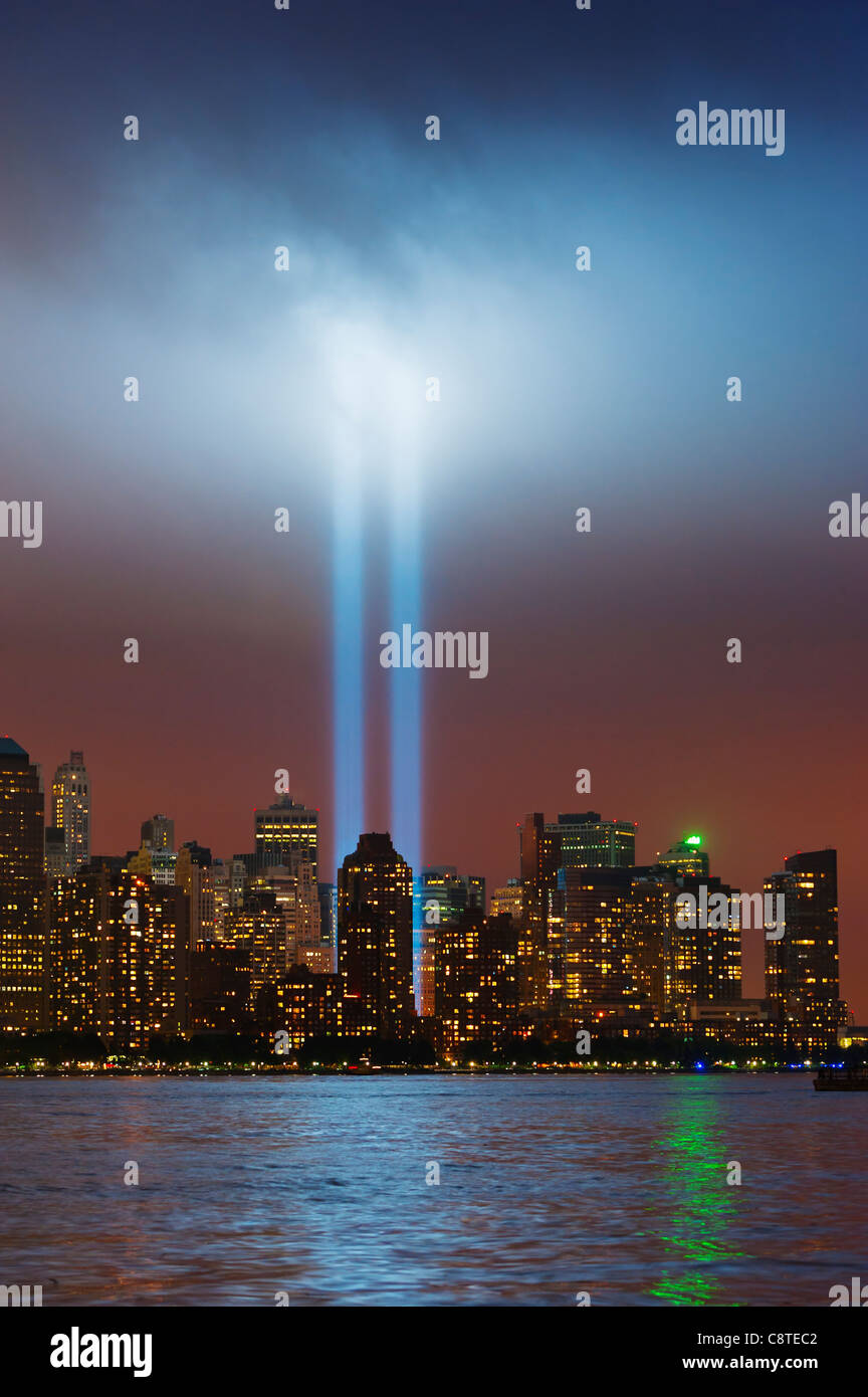 USA, New York, New York City, Stadtbild bei Nacht mit Tribute in light Stockfoto