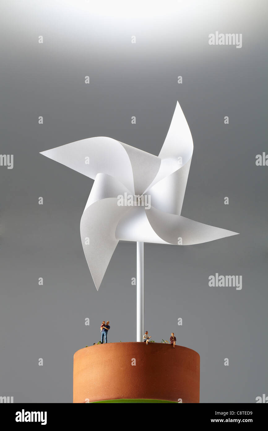 Niedrigen Winkel Blick auf Windrad und Figur im Blumentopf Stockfoto