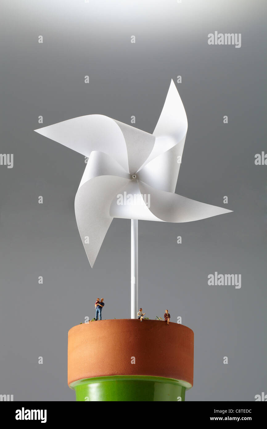 Windrad und kleine Figur in Blumentopf Stockfoto