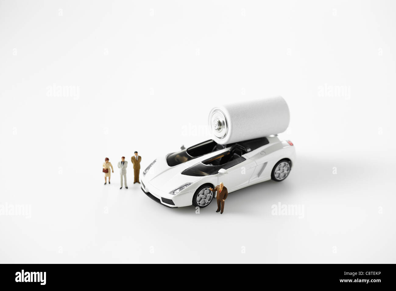Nahaufnahme des weißen Akku auf Spielzeugauto mit Figuren Stockfoto
