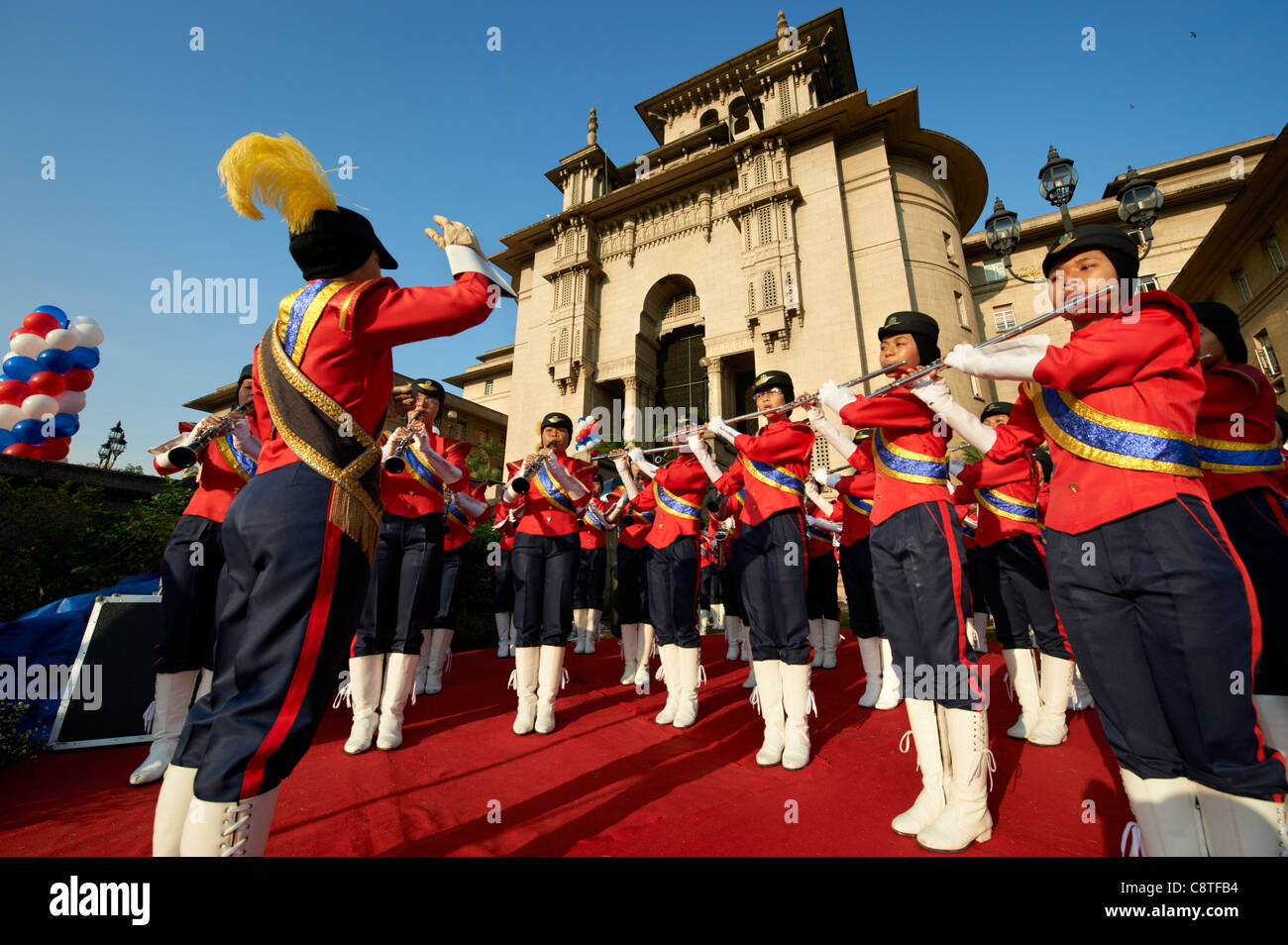 Eine Band gekleidet in Uniformen spielen außerhalb des Parlamentsgebäudes. Stockfoto