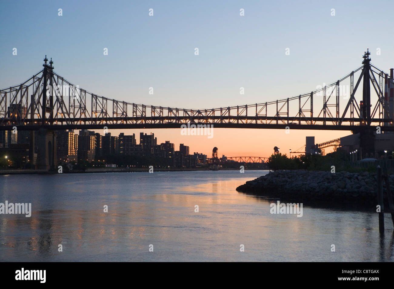 USA, New York State, New York City, Manhattan, Queensboro Brücke bei Dämmerung Stockfoto
