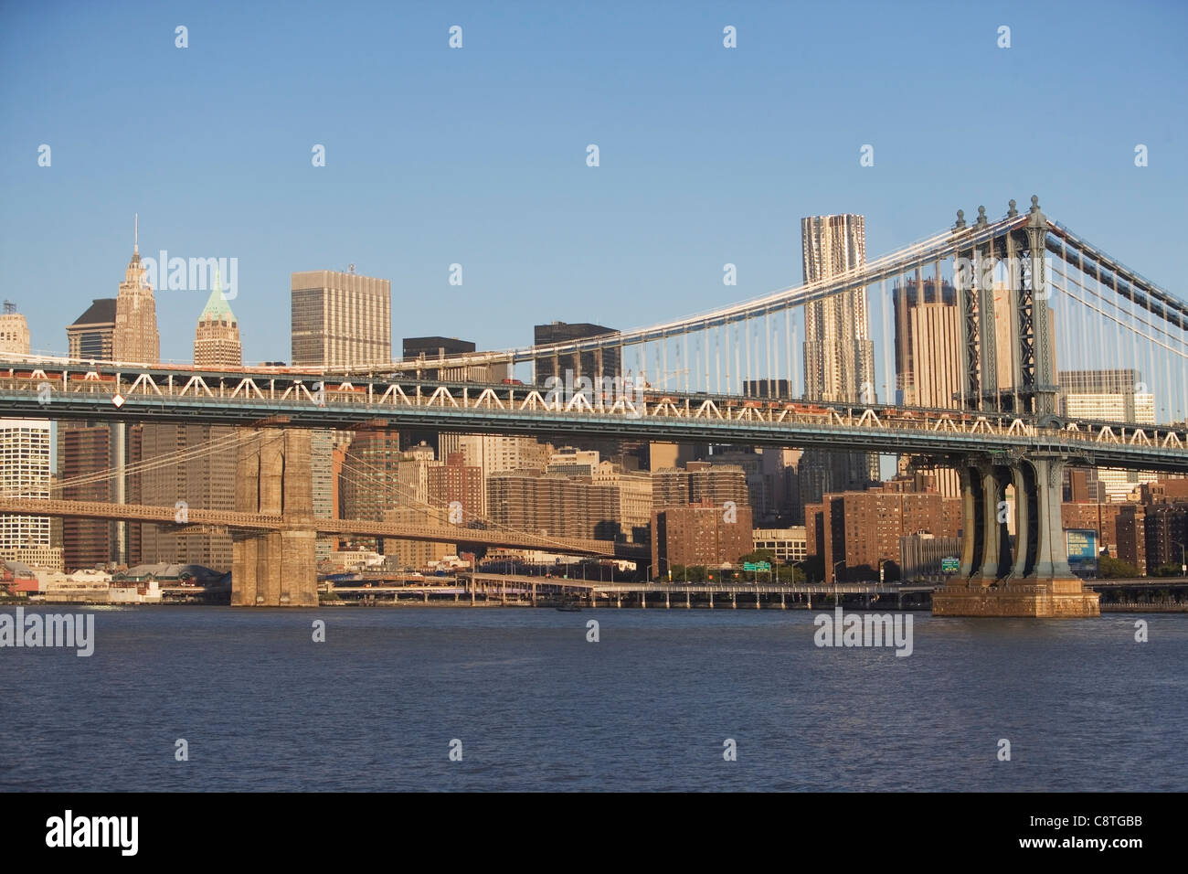 USA, New York State, New York City, Manhattan, Brooklyn Bridge und Wolkenkratzer von Manhattan Stockfoto