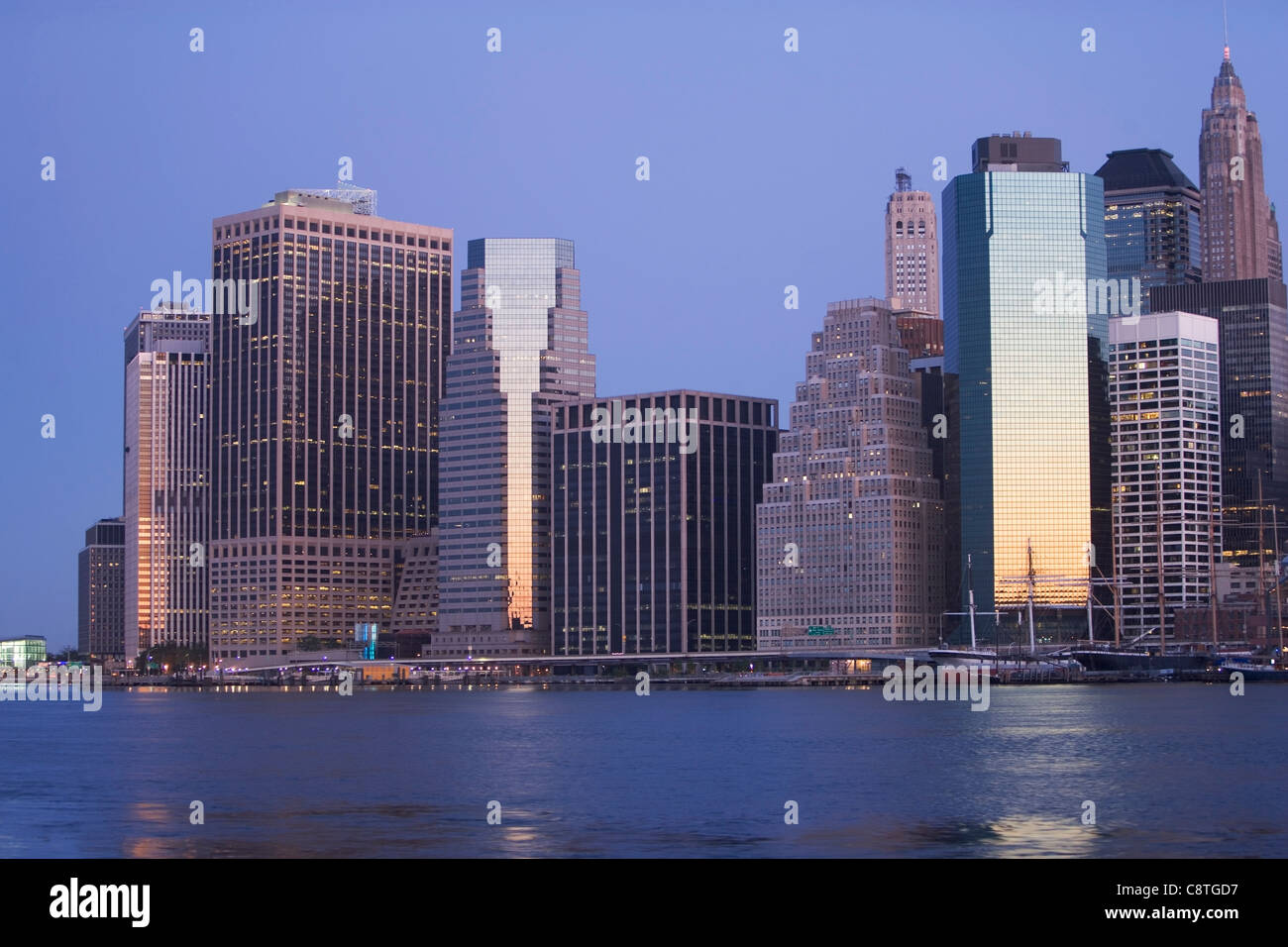 USA, New York State, New York City, Manhattan, Wolkenkratzer von Manhattan in der Dämmerung Stockfoto