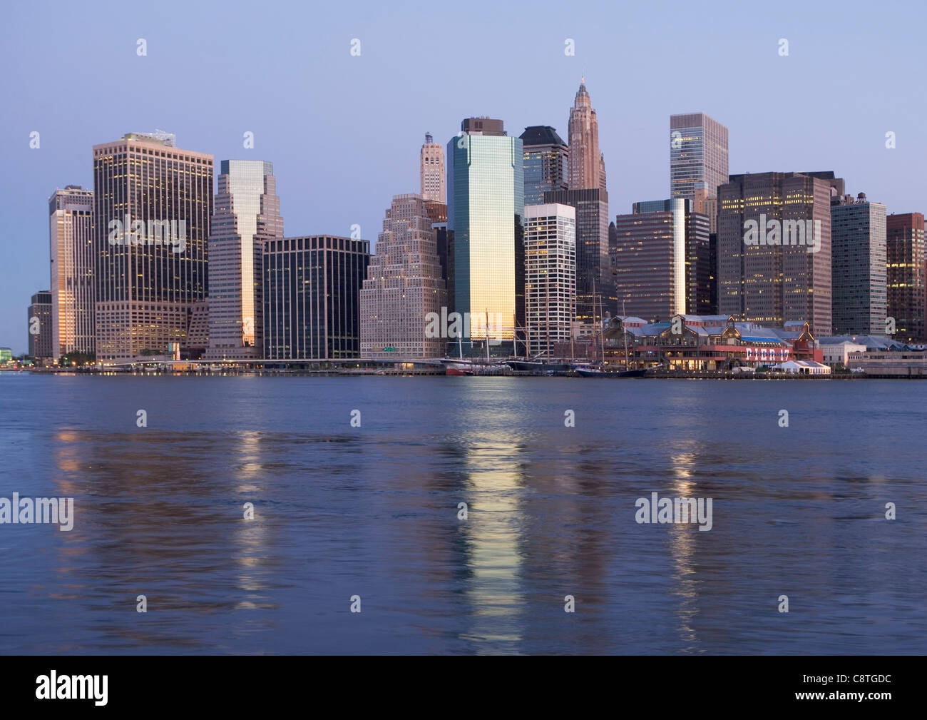 USA, New York State, New York City, Manhattan, Wolkenkratzer von Manhattan in der Dämmerung Stockfoto
