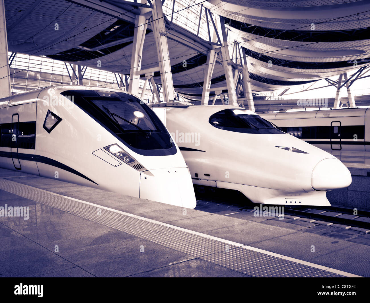 Hochgeschwindigkeitszüge in Peking Südbahnhof, China. Stockfoto