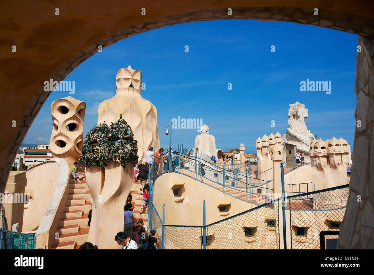 Verzierte Kamine auf dem Dach des Casa Mila (La Pedrera) Gebäudes. Barcelona, Katalonien, Spanien. Stockfoto