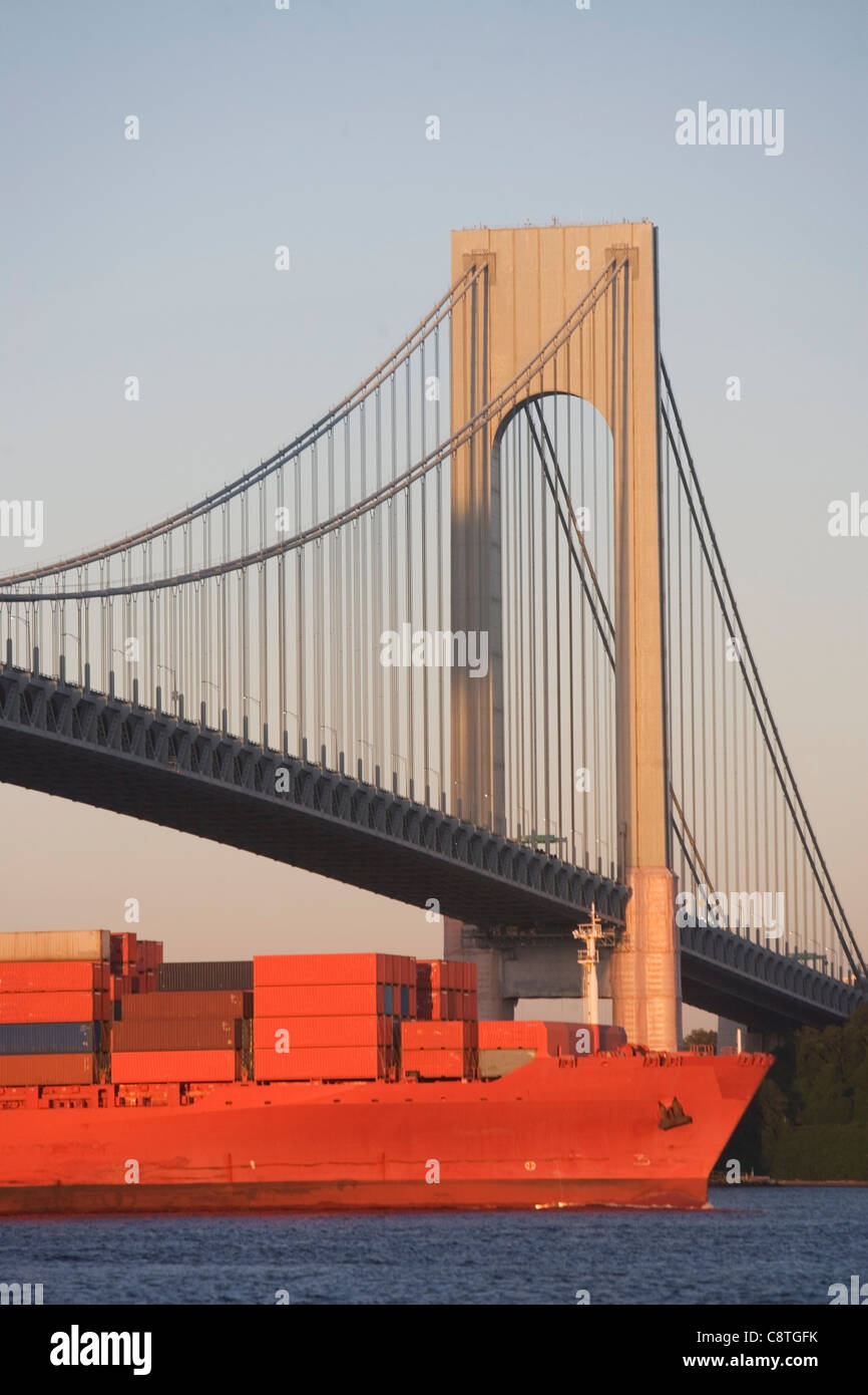 USA, Staat New York, New York City, Brooklyn, Containerschiff unter Verrazano-Narrows-Brücke Stockfoto