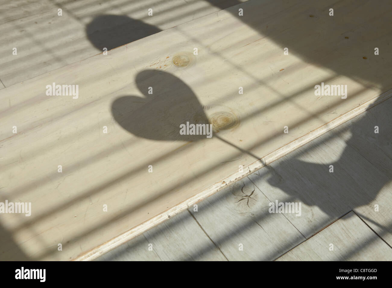 Herz Form Schatten auf einer Etage Stockfoto