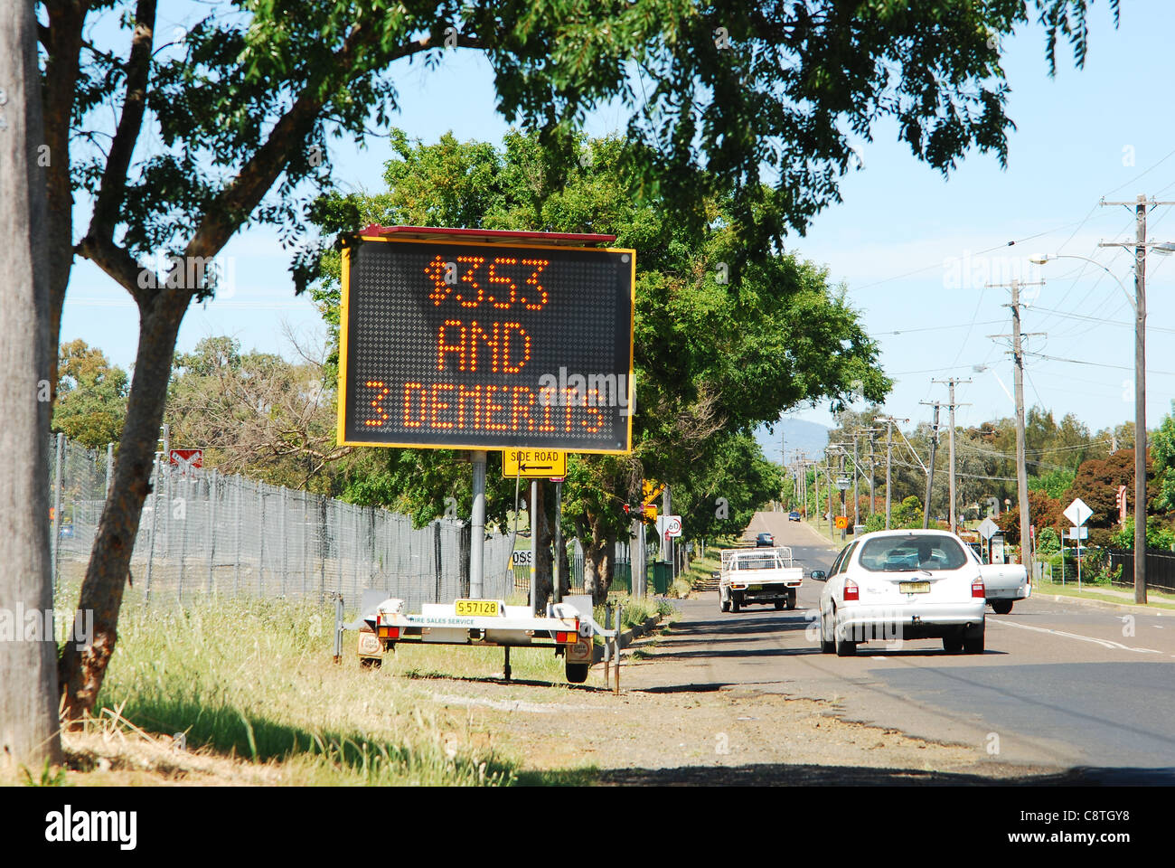 Strafe Zeichen Powered sign -Fotos und -Bildmaterial in hoher Auflösung – Alamy