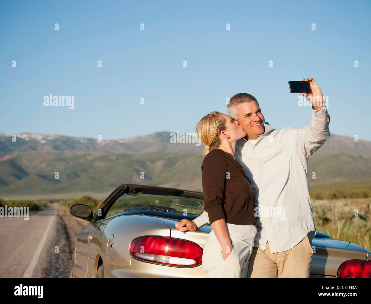 USA, Utah, Kanosh, Mitte erwachsenes paar fotografieren sich vor der majestätischen Bergkette Stockfoto