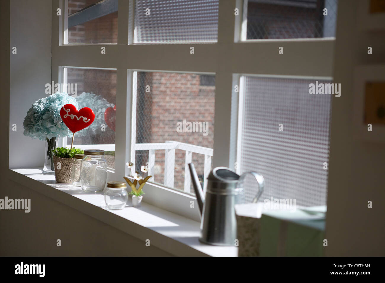 Blumentopf und Vase mit Flasche Stockfoto